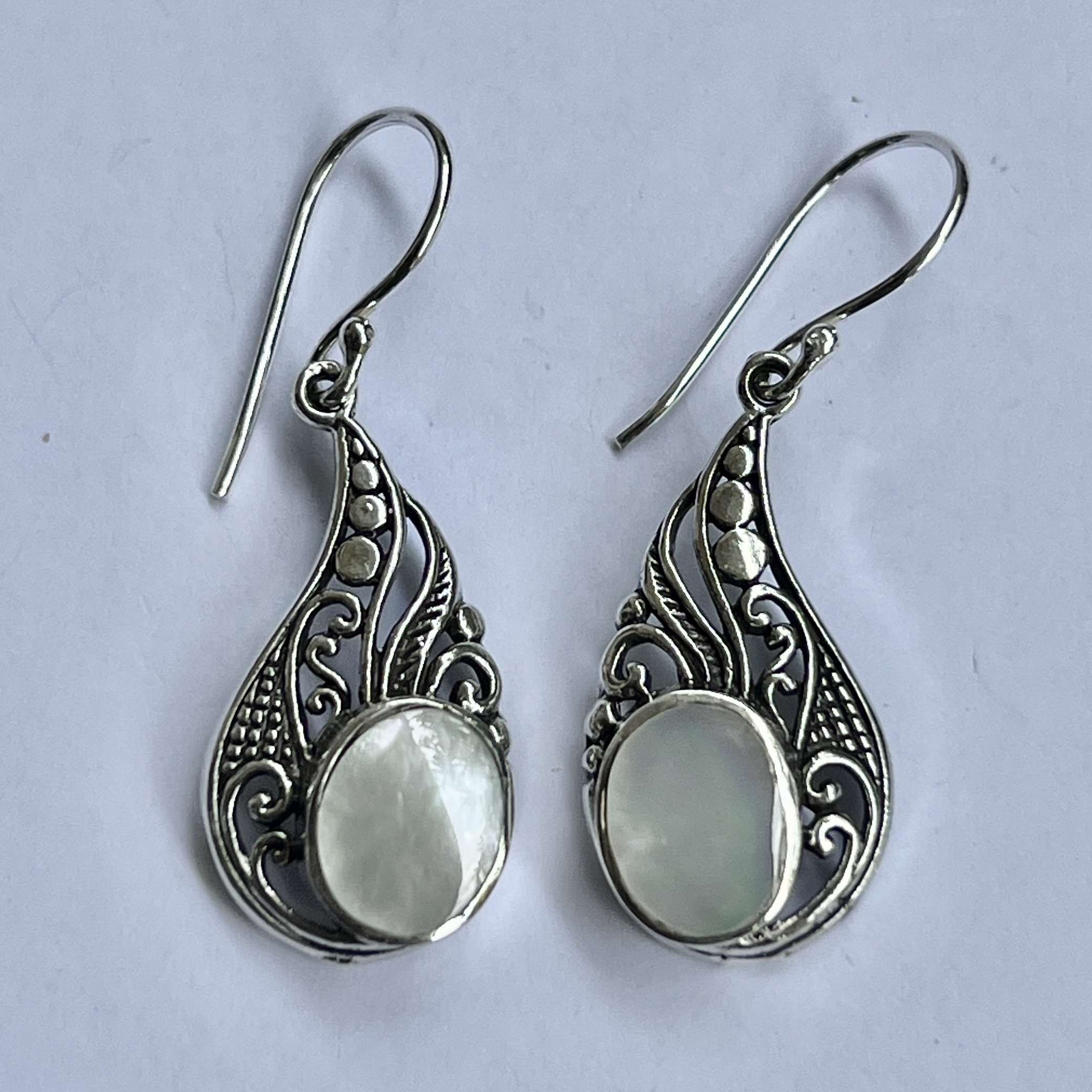 (HANDMADE 925 BALI STERLING SILVER FILIGREE EARRINGS WITH MOTHER OF PEARL)